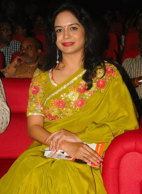 Telugu Singer Sunitha Images In Yellow Saree 32